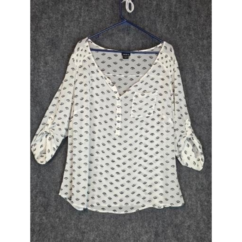 Torrid Womens Size 3 White Black Eye Print Roll Tab Sleeve Button Up Blouse‎